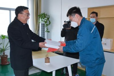 山东省潍坊市人大常委会副主任范福生莅临山东Letou乐投药业指导慰问
